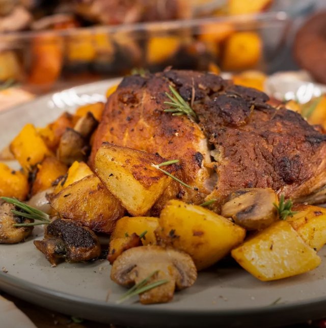 Гармония вкусов: свинина с овощами в духовке